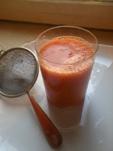 Шаг 4. Процедить морковный сок